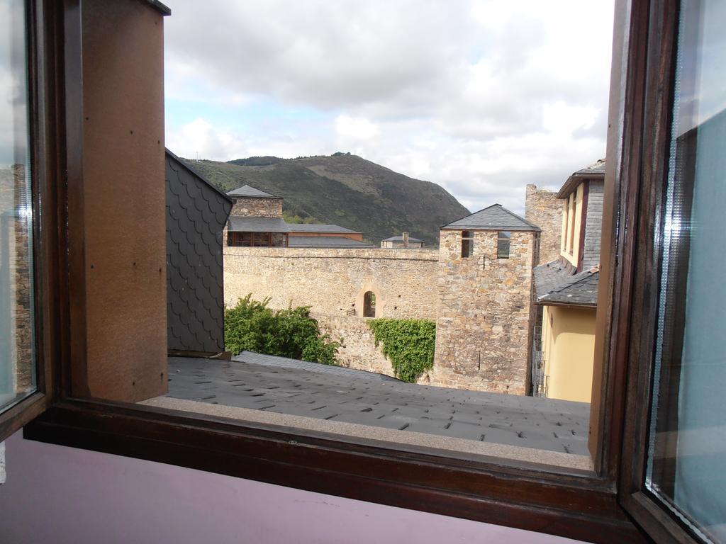 Hostal Virgen De La Encina Ponferrada Oda fotoğraf