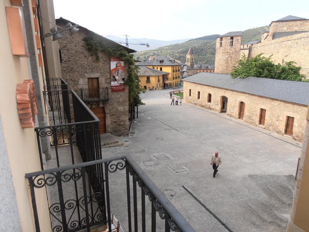 Hostal Virgen De La Encina Ponferrada Oda fotoğraf